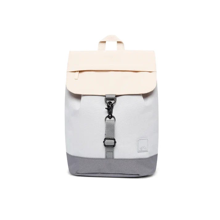Dos mochilas de la marca Lefrik de los modelos Handy mini y Scout mini en color gris y blanco