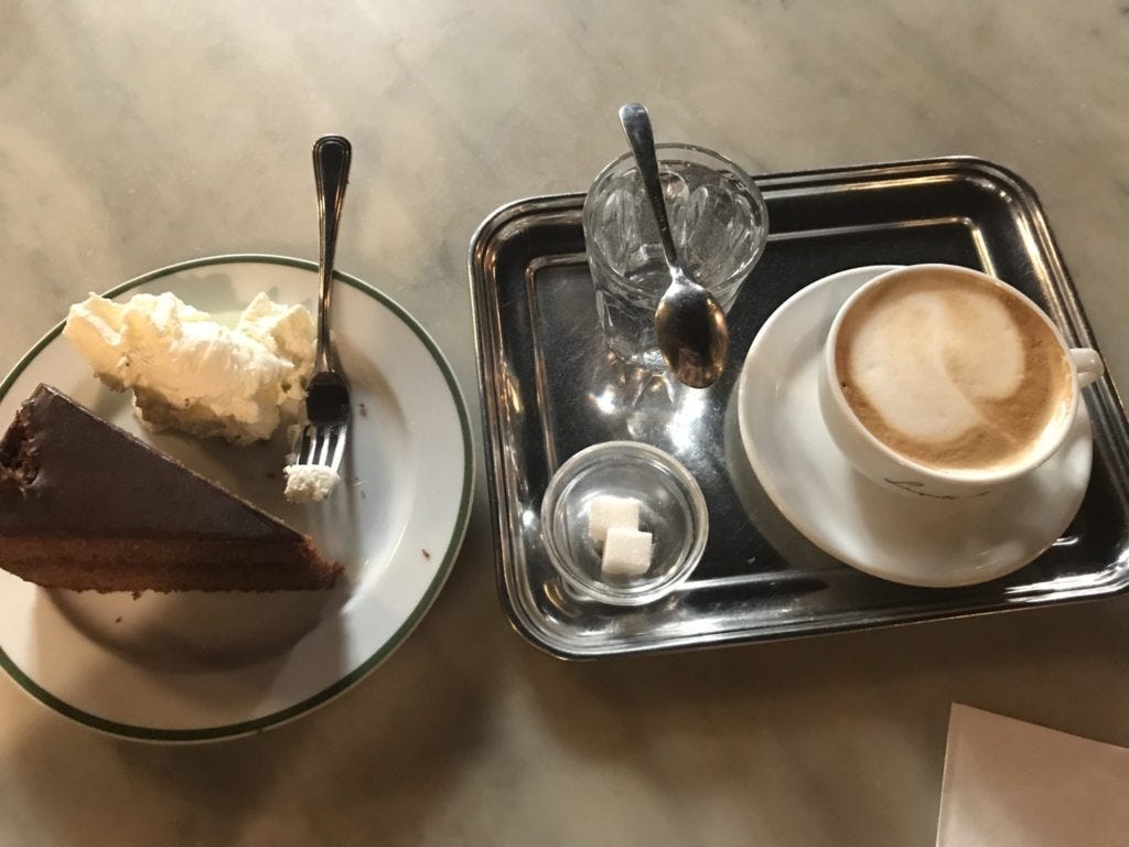 Wiener Gedeck aus Sacher-Torte und Melange, Wien, Österreich, Austria