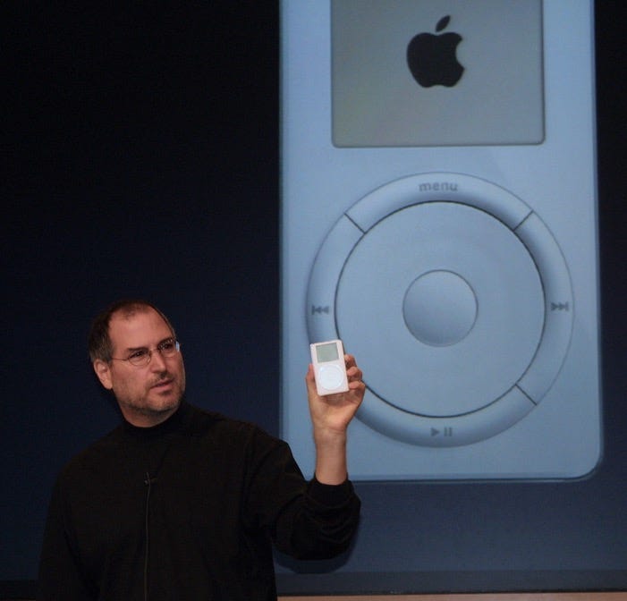 A person holding a white device

Description automatically generated