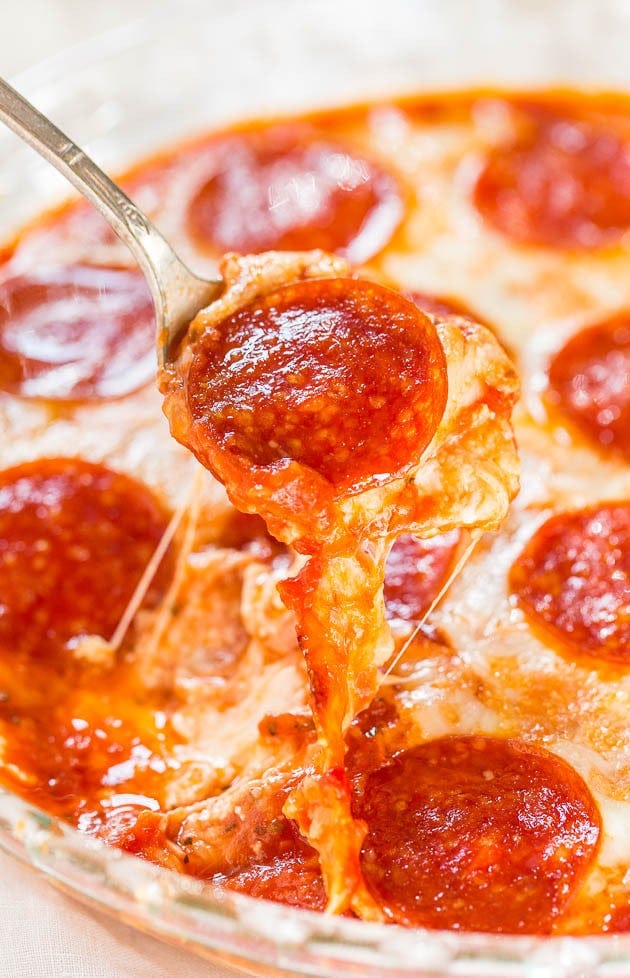 Easy Pizza Dip - Cheese lovers and pizza fans will love this fast and easy dip!! Perfect party food that's a guaranteed hit! That CHEESE!! Easy Pizza Dip - Cheese lovers and pizza fans will love this fast and easy dip!! Perfect party food that's a guaranteed hit! That CHEESE!!