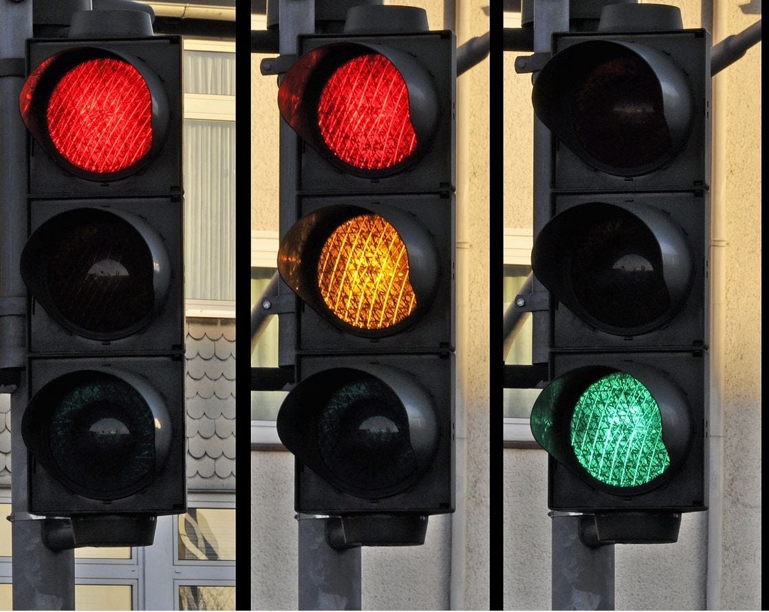 Traffic lights showing red to green  / https://pixabay.com/photos/traffic-light-signal-traffic-street-876050/
