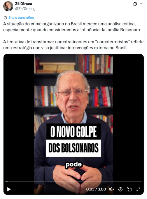 An older man with glasses wearing a dark suit and striped tie sits in front of bookshelves speaking into a microphone during what appears to be an interview or presentation. The background includes a bookshelf with various books and a blurred poster. An overlaid text in Portuguese reads O NOVO GOLPE uma estrategia dos Bolsonaros suggesting a discussion on political topics related to the Bolsonaro family. Another text overlay mentions a critical analysis of organized crime in Brazil and its relation to judicial interventions.