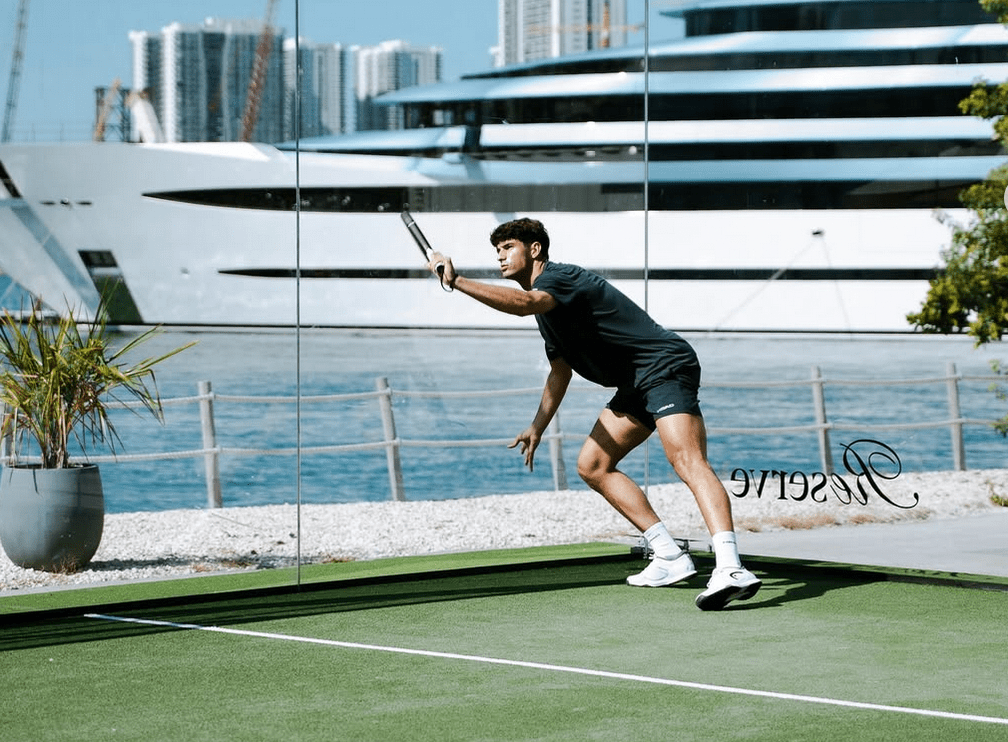 Arturo Coello playing padel in Miami at Reserve