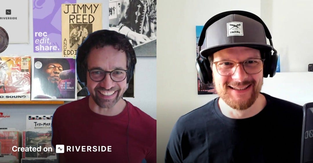 Podcast-Aufnahme „Die Cloud Optimizer" – Links: Christian mit Brille und Kopfhörer, Rechts: Matthias mit Cap, Brille und Kopfhörer. Podcast-Aufnahme „Die Cloud Optimizer" – Links: Christian mit Brille und Kopfhörer, Rechts: Matthias mit Cap, Brille und Kopfhörer.