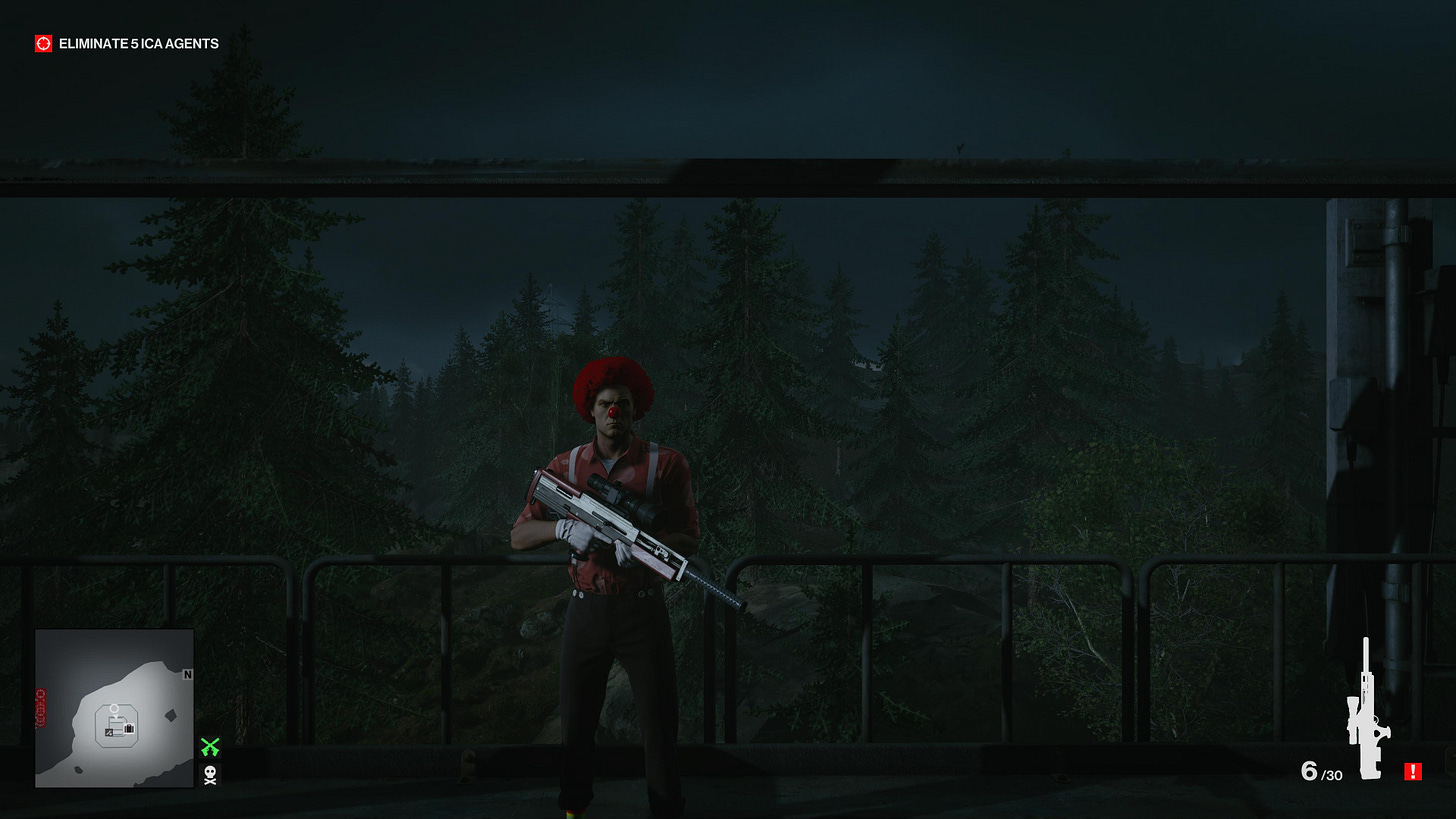 Agent 47 dressed as a clown in Hitman 3