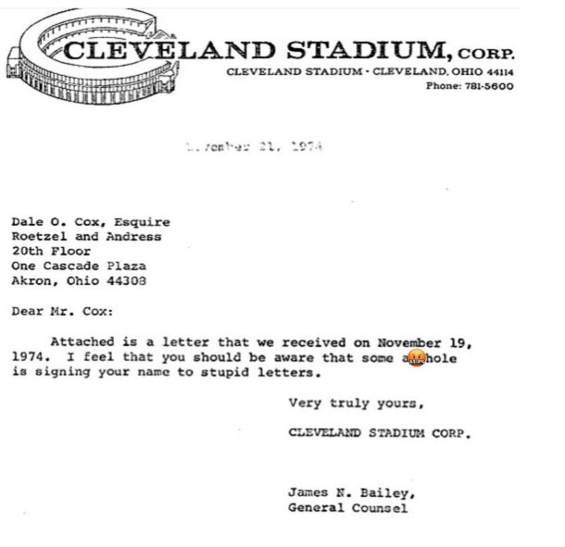 Carta de 1974 com o timbre da Cleveland Stadium Corp., enviada por seu General Counsel ao advogado Dale O. Cox. A carta alerta, com ironia e um palavrão velado, que alguém estaria usando o nome dele para assinar “cartas idiotas” — em resposta a uma reclamação sobre aviões de papel jogados por torcedores no estádio.
