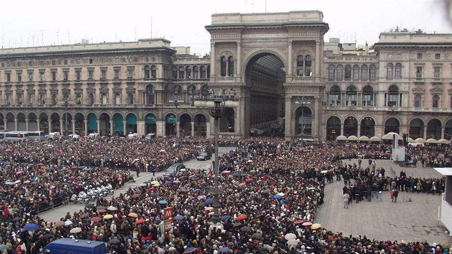 The crowd in the piazza of the Milan Cathedral. The funeral was attended by about 30 thousand people (Photo: Fraternità CL)