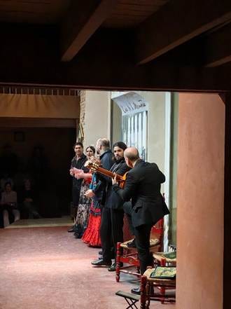 Un grupo de personas tocando instrumentos. El contenido generado por IA puede ser incorrecto.