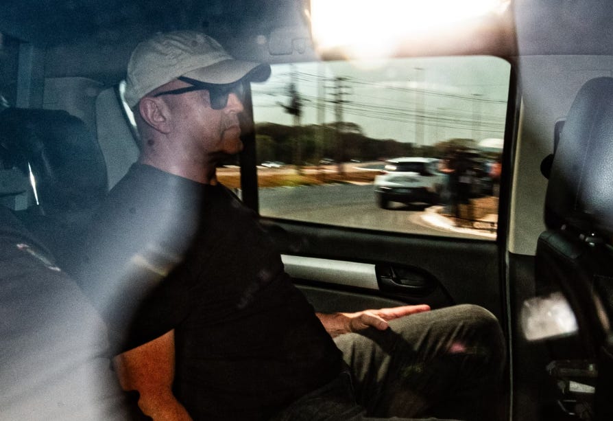 Homem sentado em carro
O conteúdo gerado por IA pode estar incorreto. Homem sentado em carro
O conteúdo gerado por IA pode estar incorreto.