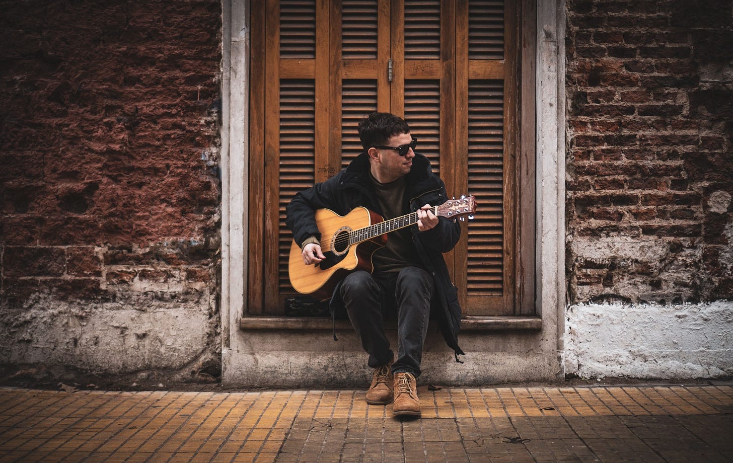 El poder de los olvidados | Ornitorrinco “En casa los instrumentos eran como juguetes. Mi vieja cantaba tango y folclore. Pero a mí me cambió todo cuando vi el video Wonderwall de Oasis”, recordó Tagger.