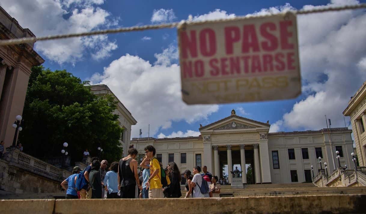 Estudiantes se reúnen frente a la Universidad de La Habana durante una protesta por la crisis energética que ha interrumpido las clases en La Habana, Cuba, el lunes 9 de marzo de 2026. (Foto AP/Ramón Espinosa)