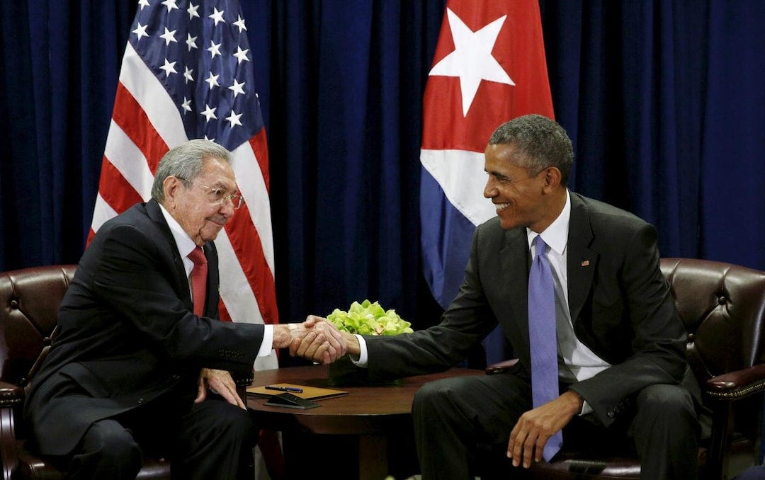 Obama, Castro meet as they work on thawing U.S.-Cuba ties | Reuters