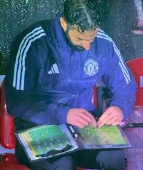 Amorim on the bench with the tactical board. 👨🏻‍🏫