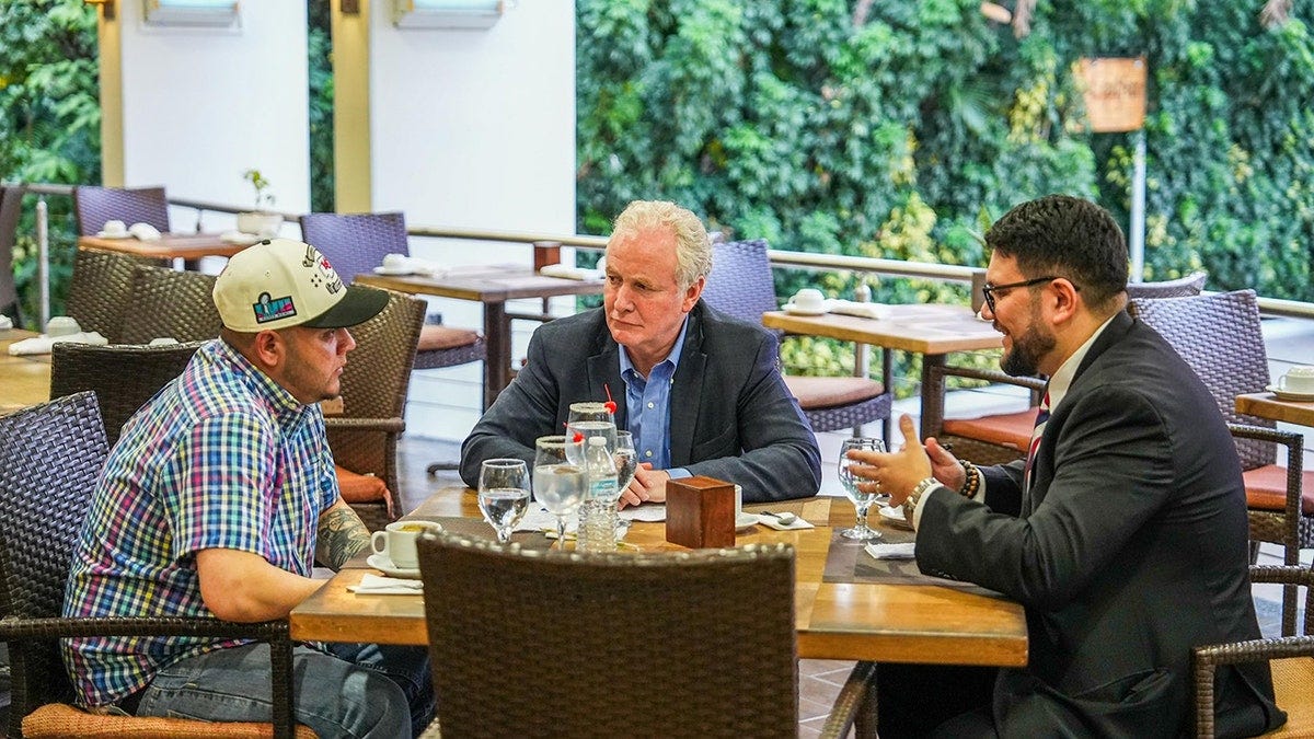 Kilmar Abrego Garcia se reúne com o senador Van Hollen