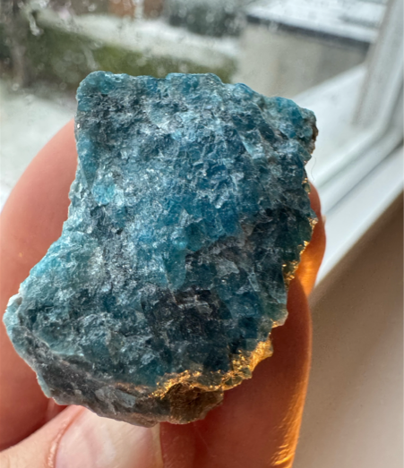 A person holding a blue rock

AI-generated content may be incorrect.