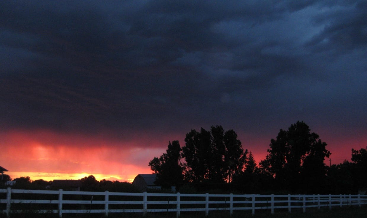 A sunset over a white fence

AI-generated content may be incorrect.