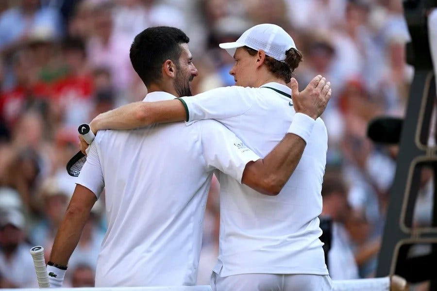 Imagen de archivo de los tenistas Sinner (d) y Djokovic en Wimbledon. Imagen de archivo de los tenistas Sinner (d) y Djokovic en Wimbledon.