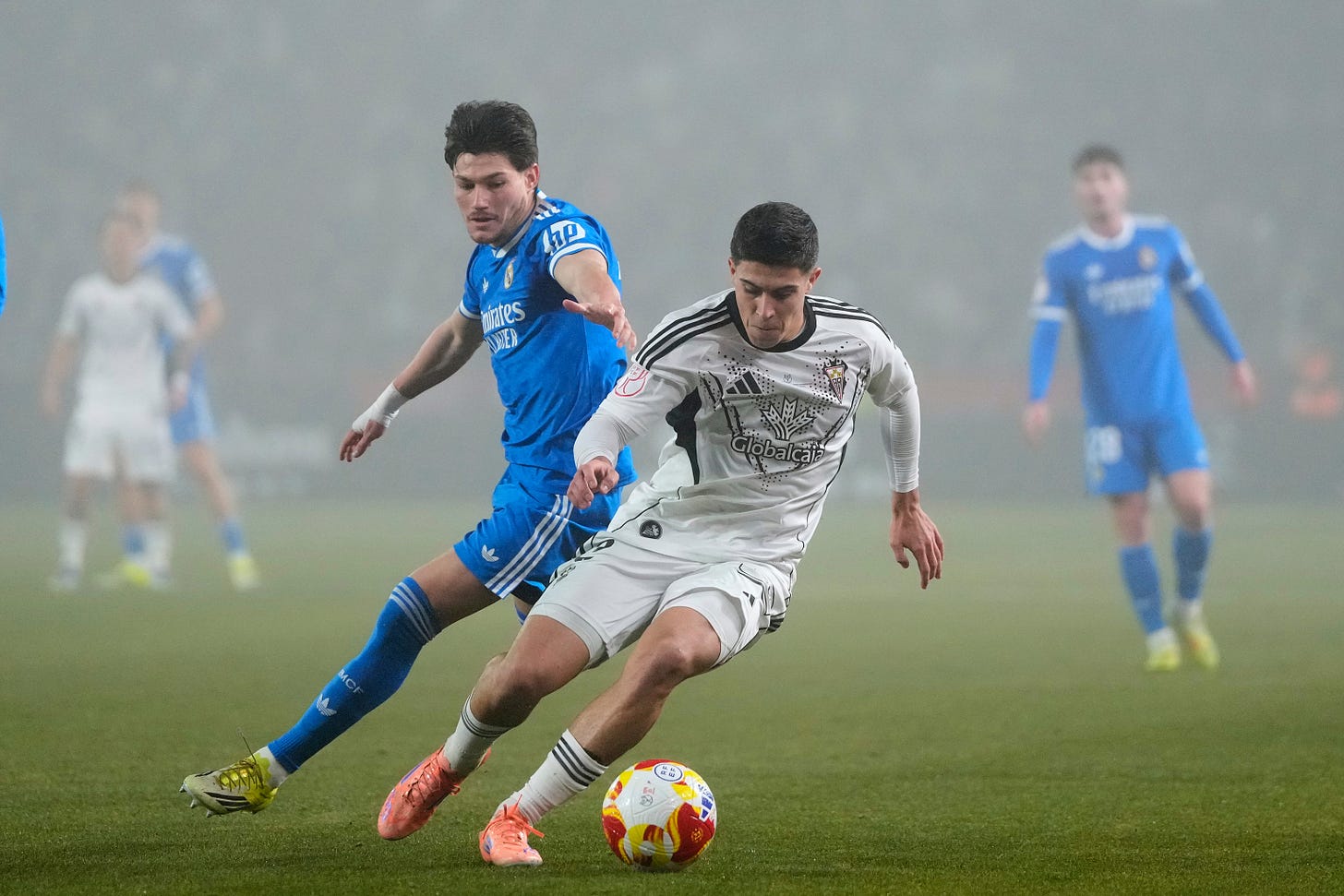 Pugna por un balón en el Albacete - Real Madrid.