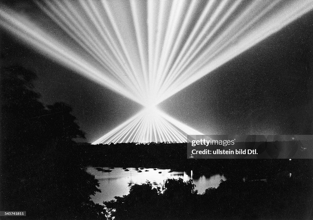 Mussolini Maifeld - Der Lichtdom über dem Reichssportfeld in Berlin während der Veranstaltung