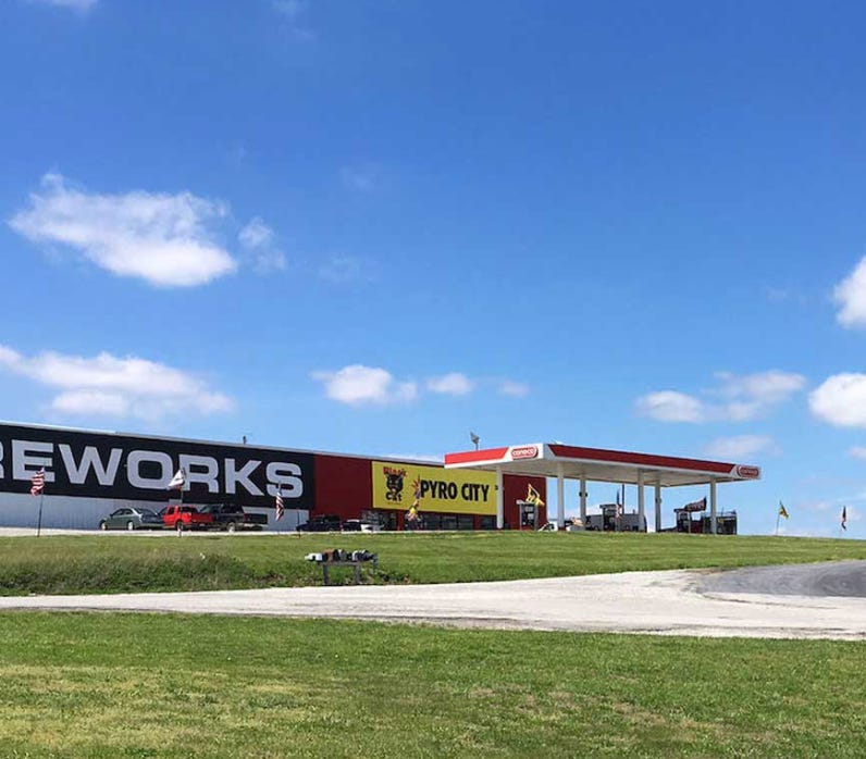 A Missouri fireworks emplorium/Conoco gas station. A Missouri fireworks emplorium/Conoco gas station.