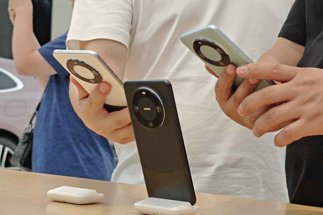 Customers try out Huawei’s Mate 60 series smartphones on Sept. 11 in Wuhan, Central China’s Hubei province. Photo: VCG