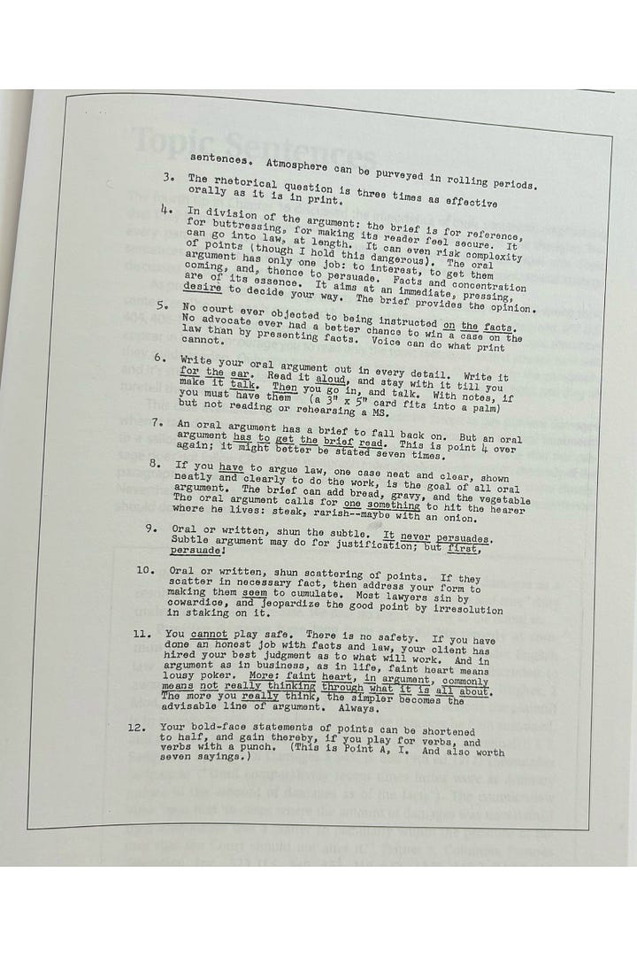 Galeria com quatro páginas escaneadas do manuscrito “Materials on Legal Argument”, preparado em 1957 pelo professor Karl N. Llewellyn para os alunos das Faculdades de Direito da Universidade de Columbia e da Universidade de Chicago. Os documentos trazem conselhos diretos e atemporais sobre como argumentar de forma clara, estratégica e persuasiva, tanto na escrita quanto na sustentação oral.
