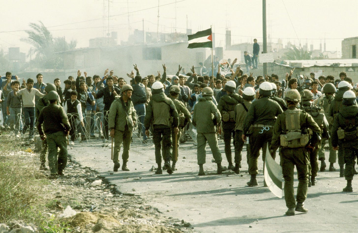 Soldati israeliani durante la Prima Intifada, nella Striscia di Gaza, 1987. (Collezione Efi Sharir/Dan Hadani, Collezione fotografica nazionale della famiglia Pritzker, Biblioteca nazionale di Israele) Soldati israeliani durante la Prima Intifada, nella Striscia di Gaza, 1987. (Collezione Efi Sharir/Dan Hadani, Collezione fotografica nazionale della famiglia Pritzker, Biblioteca nazionale di Israele)