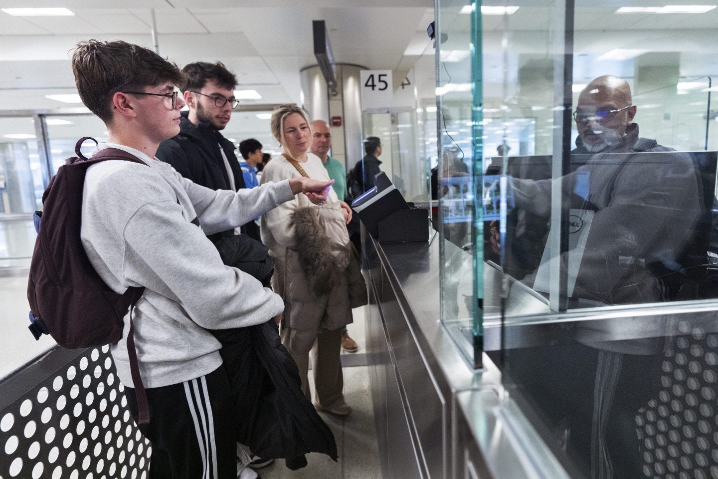 U.S. Customs and Border Protection is expanding screening tech to keep up  with ever-growing post-pandemic flood of passengers | Fortune