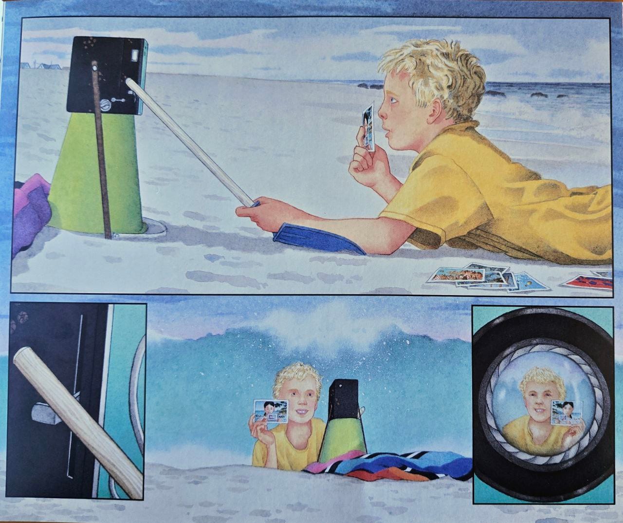 Pagina dell'albo illustrato "Flutti" di David Wiesner. Un'illustrazione che mostra un ragazzo con i capelli biondi sdraiato sulla sabbia di una spiaggia, intento a scattarsi una foto. Nella scena principale, il ragazzo è sdraiato a pancia in giù e tiene in mano una lunga asta di legno che va verso una vecchia macchina fotografica nera montata su un cono verde. Tiene in mano una foto appena scattata e la sta guardando. Sulla sabbia ci sono altre foto. Sotto la scena principale, ci sono tre riquadri. Il riquadro in basso a sinistra mostra un dettaglio dell'asta di legno. Il riquadro centrale mostra una foto che il ragazzo ha scattato, in cui è inquadrato lui stesso con in mano una piccola foto. Il riquadro in basso a destra mostra la riflessione del ragazzo nell'obiettivo della macchina fotografica, che lo inquadra con la foto che ha in mano.