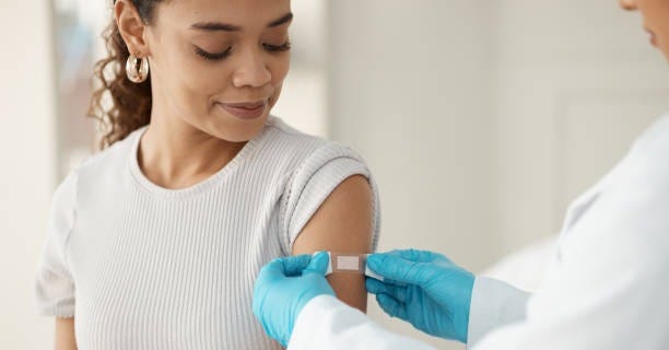 1,400+ Doctor Applying Bandage Stock Photos, Pictures & Royalty-Free Images  - iStock | Wound dressing, Doctor and patient, Wound care
