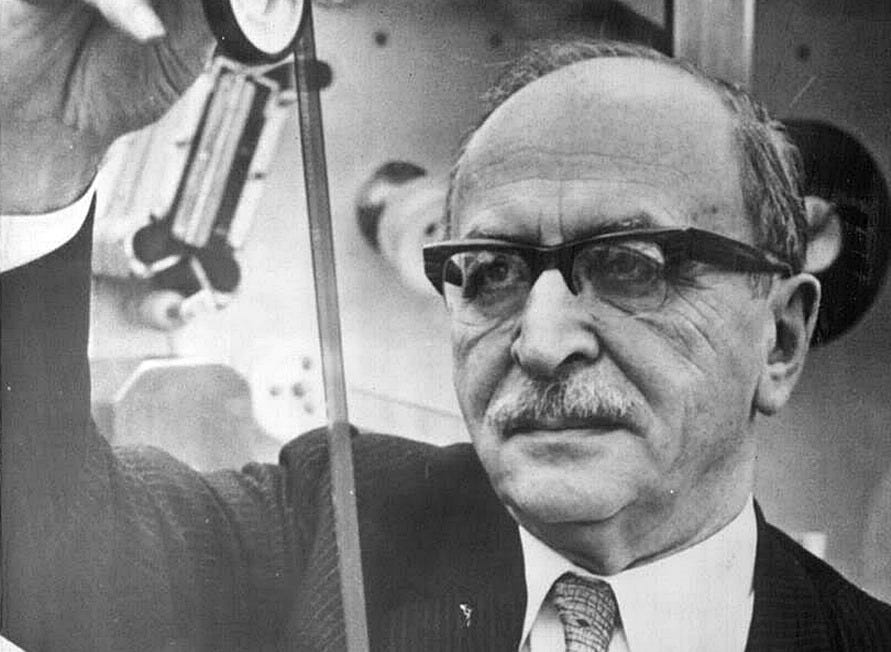 Dennis Gabor in 1971, the year he received the Nobel Prize for inventing holography Dennis Gabor in 1971, the year he received the Nobel Prize for inventing holography