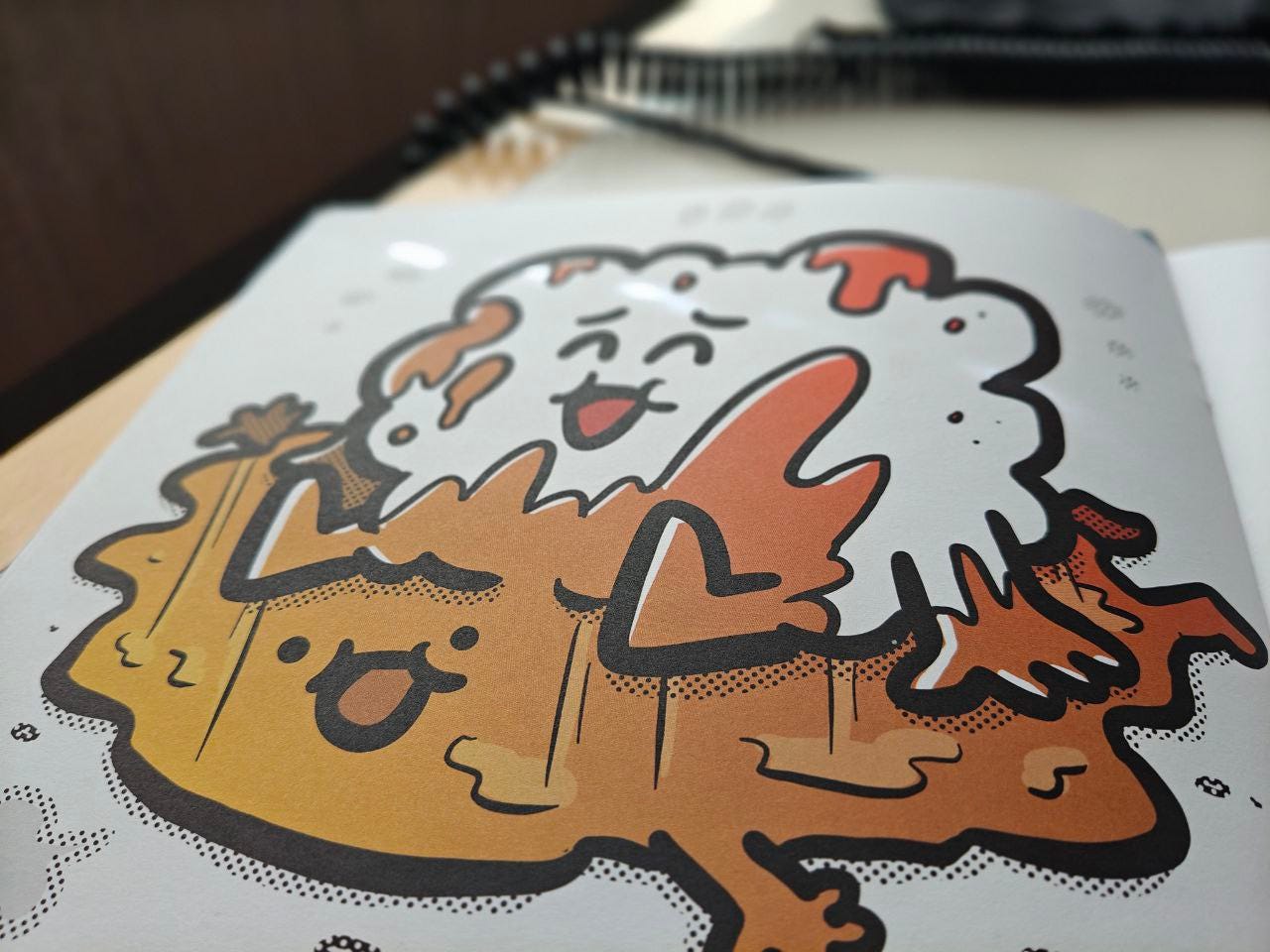 Pagina del volume Amicizia della Scatoline di effequ appoggiata sul tavolo, con il disegno di una specie di nuvola bianca sorridente che gioca con una pozzanghera di fango marrone sorridente, anch'essa sorridente e con la lingua di fuori. Pagina del volume Amicizia della Scatoline di effequ appoggiata sul tavolo, con il disegno di una specie di nuvola bianca sorridente che gioca con una pozzanghera di fango marrone sorridente, anch'essa sorridente e con la lingua di fuori.