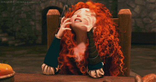Gif da "Ribell" con Merida, una ragazzina dai lunghi capelli rossi a ricci, che butta la testa sulla tavola di fronte in segno di disperazione. Sullo sfondo la sala di un castello.