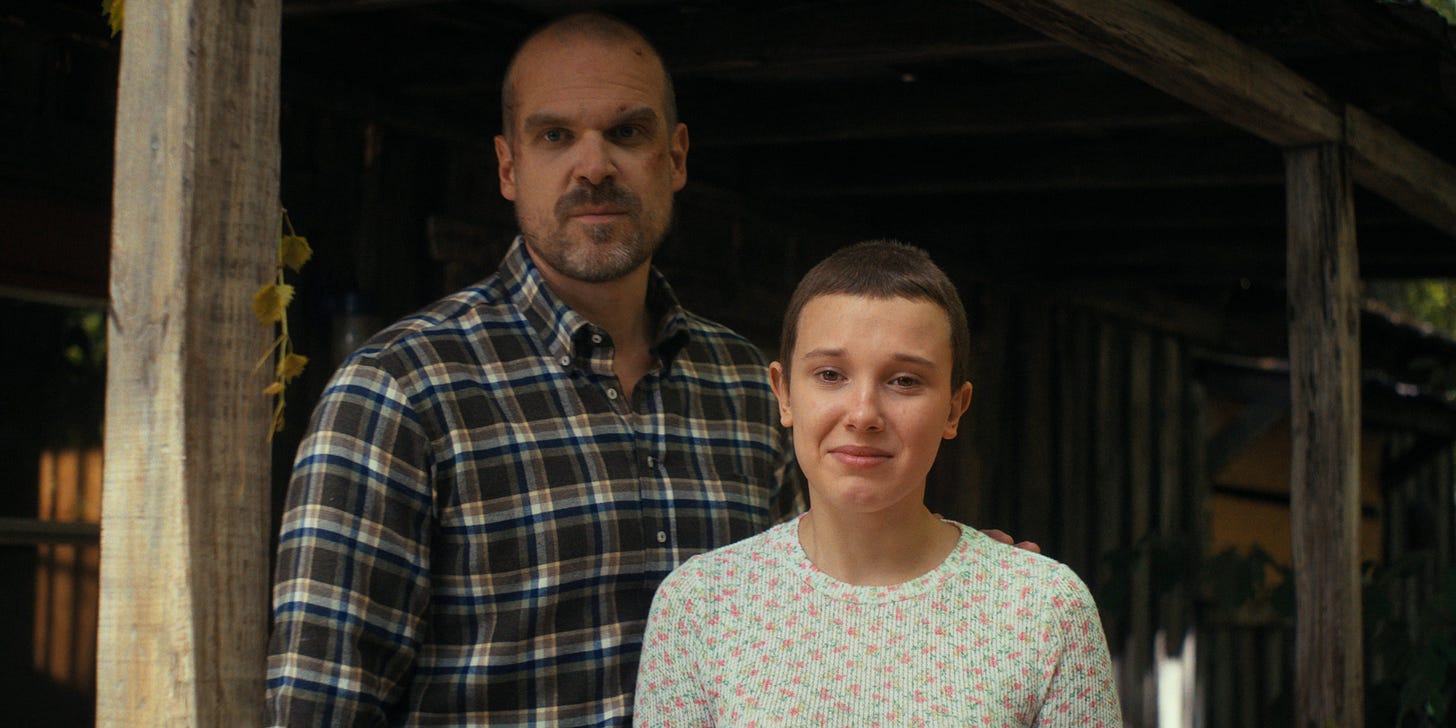 David Harbour e Millie Bobby Brown interpretam o policial Jim Hopper e Onze em 'Stranger Things'
