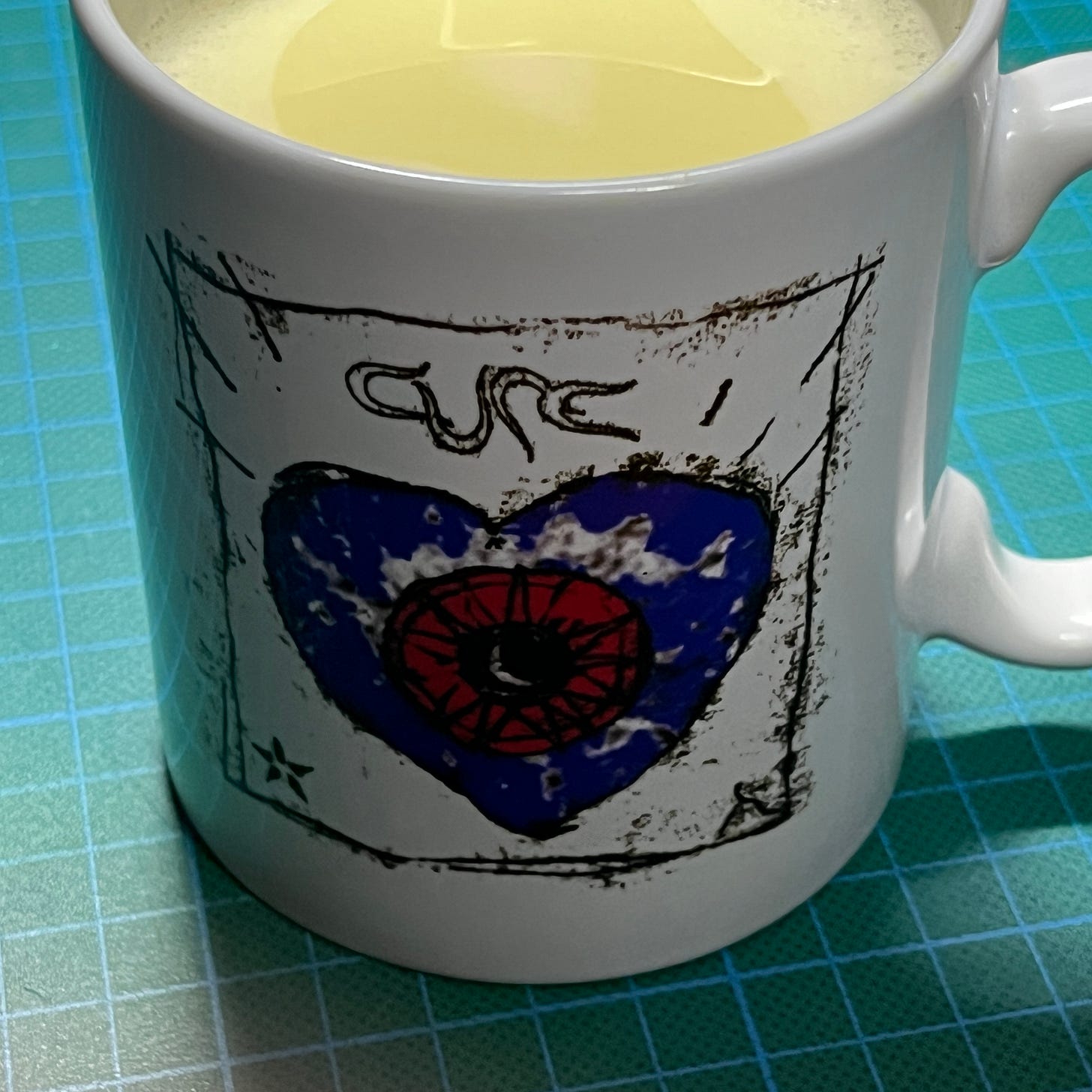 Mug "Friday I'm in love" de The Cure, contenant du Golden Milk.