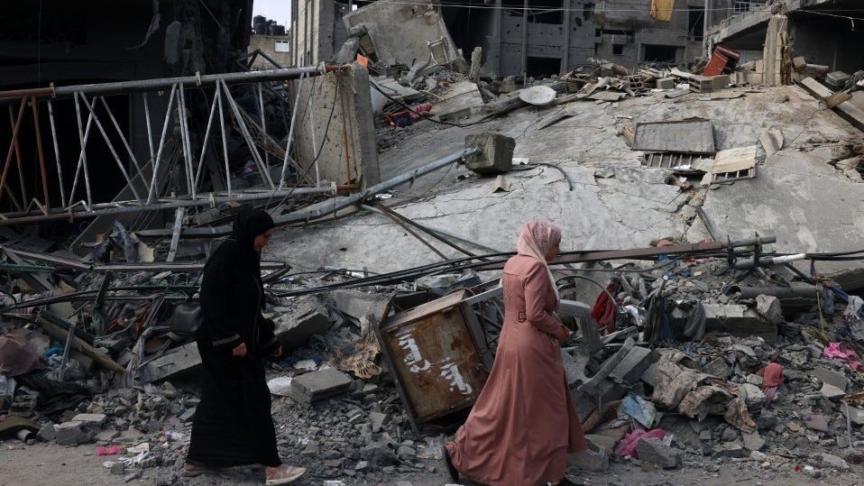 Des femmes longent un bâtiment détruit après un bombardement israélien à Rafah, dans le sud de la bande de Gaza, le 28 octobre 2023 (AFP) Des femmes longent un bâtiment détruit après un bombardement israélien à Rafah, dans le sud de la bande de Gaza, le 28 octobre 2023 (AFP)