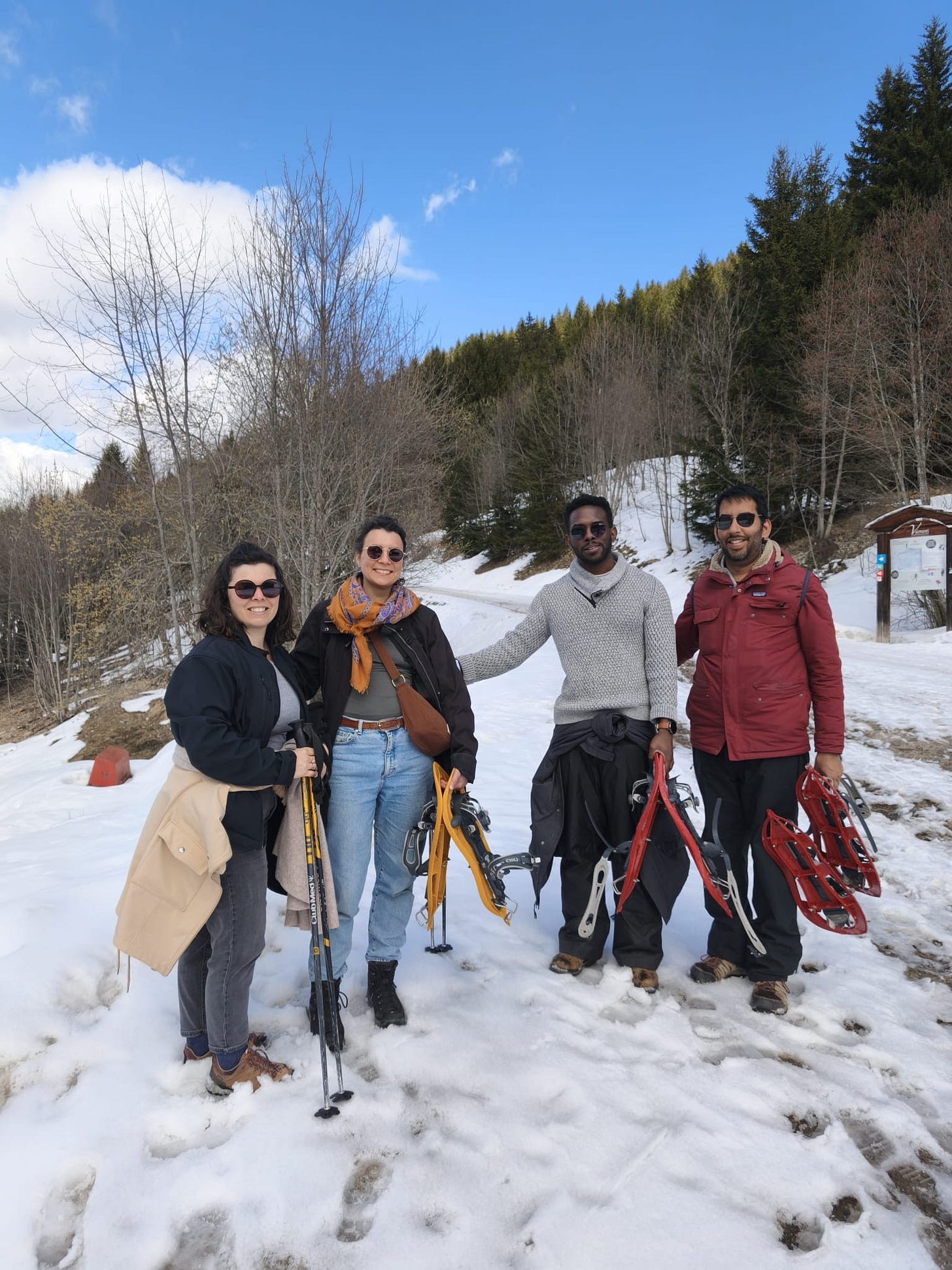 Groupe de 4 personnes dont Emilie Thoumoux à la montagne avec des raquettes de randonnée