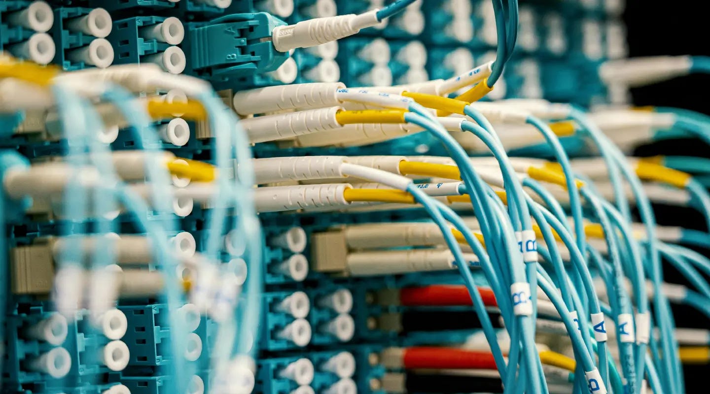 Varios cables conectados a un terminal.