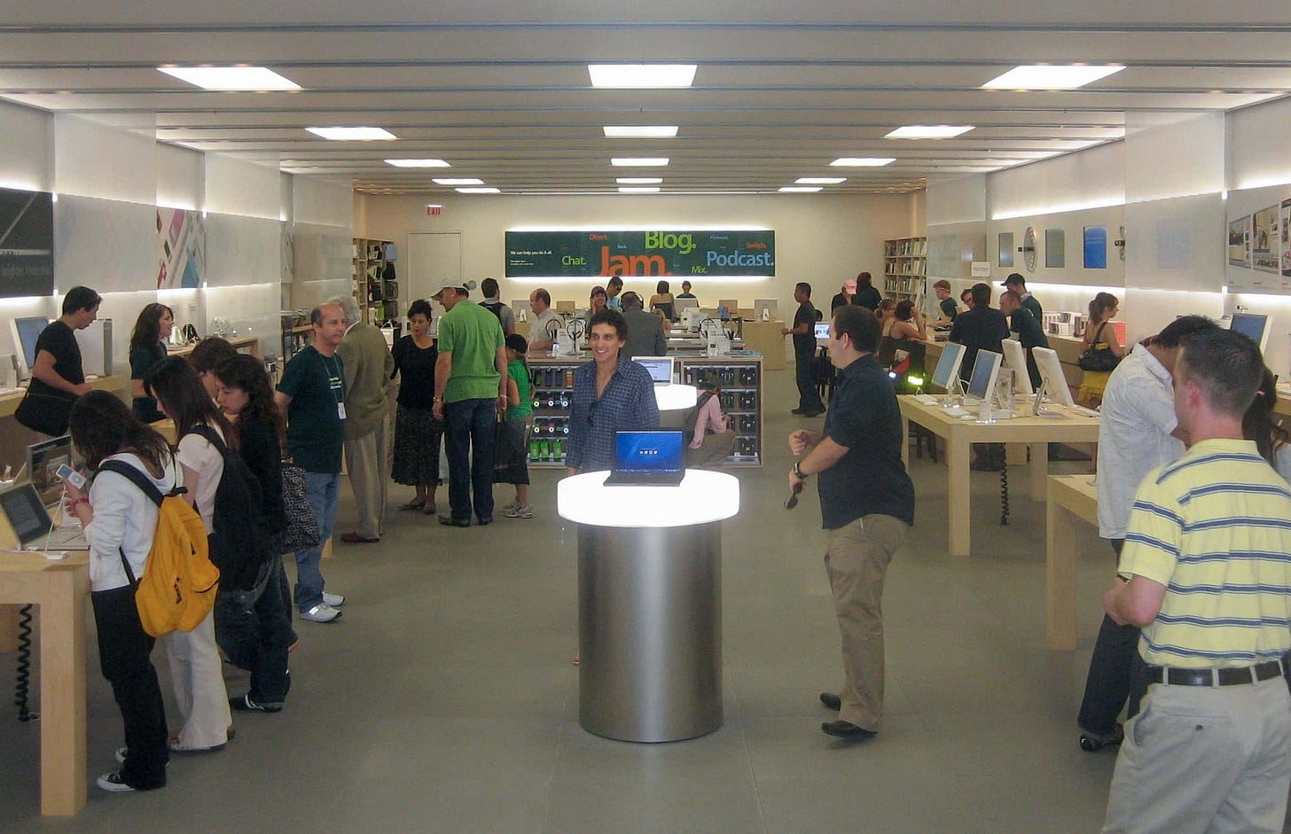 The interior of Apple Eaton Centre. Two large pedestals stand in the center of the store. The interior of Apple Eaton Centre. Two large pedestals stand in the center of the store.
