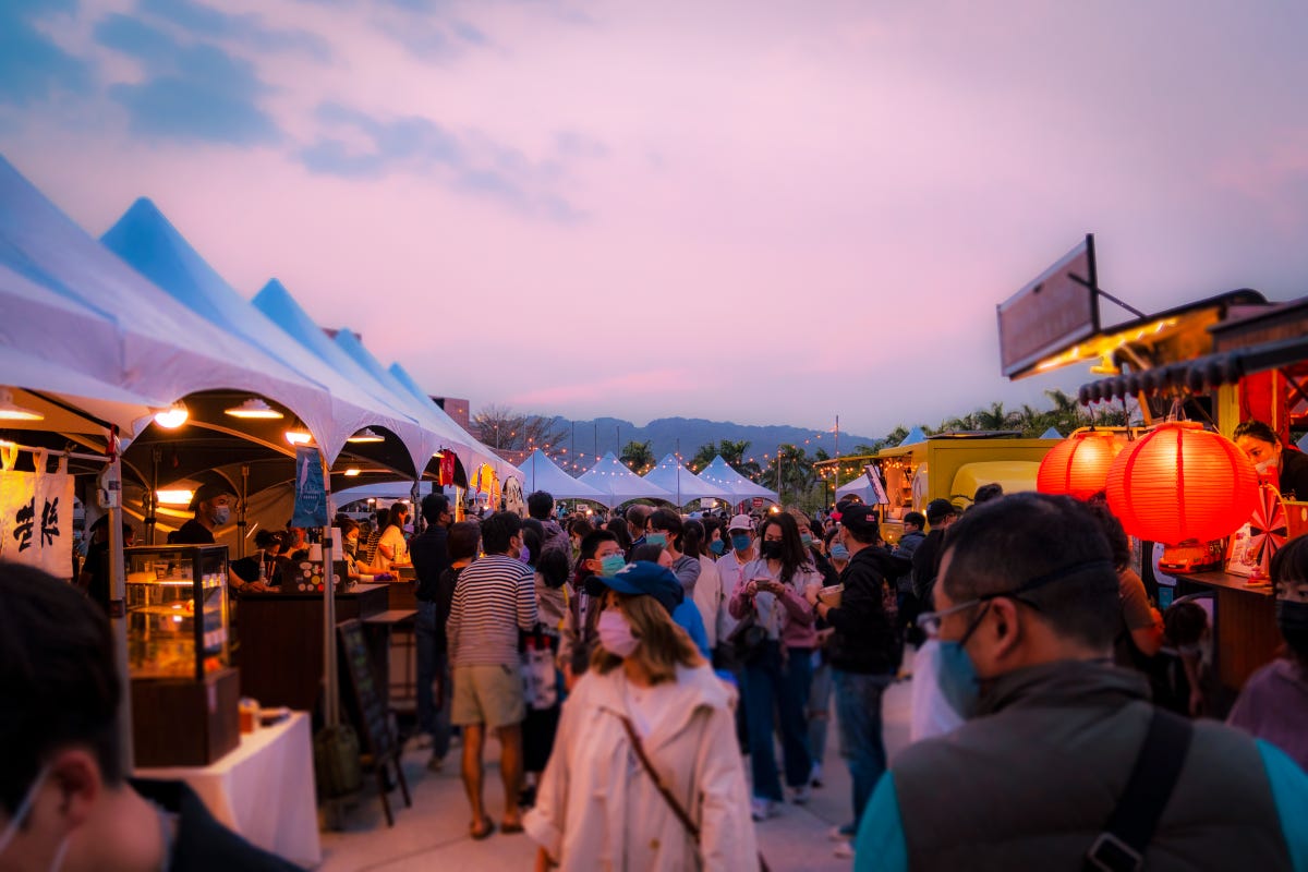 Sunset at a food festival outside the Kaohsiung Spring Arts Festival venue for the concert “Image · Sound Taiwan II” 影·響台灣II