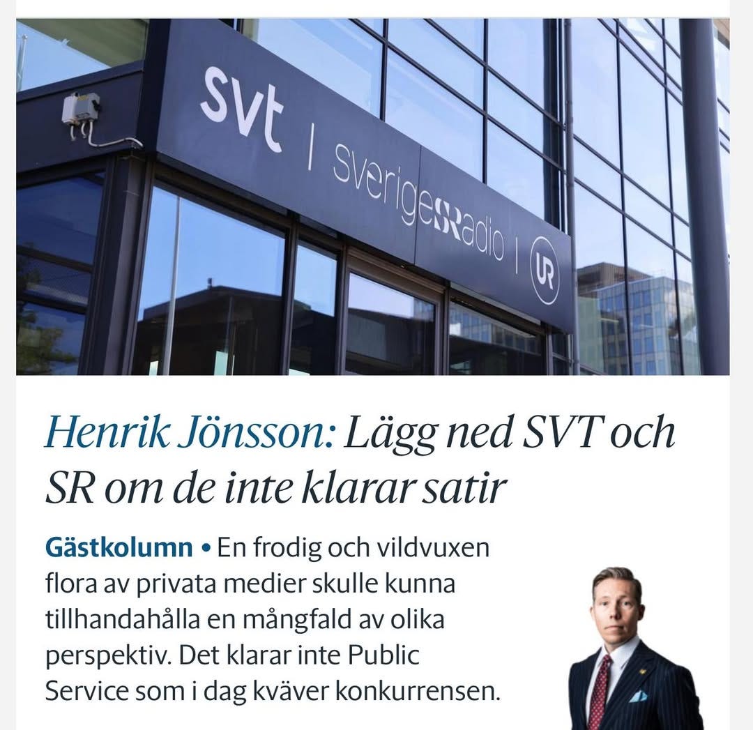 Kan vara en bild av 1 person, bil och text där det står ”svt ۱ sverigesiodo S191OSR5 OR Henrik Jönsson: Lägg ned SVT och SR om de inte klarar satir Gästkolumn En frodig och vildvuxen flora av privata medier skulle kunna tillhandahålla en mängfald av olika perspektiv. Det klarar inte Public Service som dag kväver konkurrensen.”