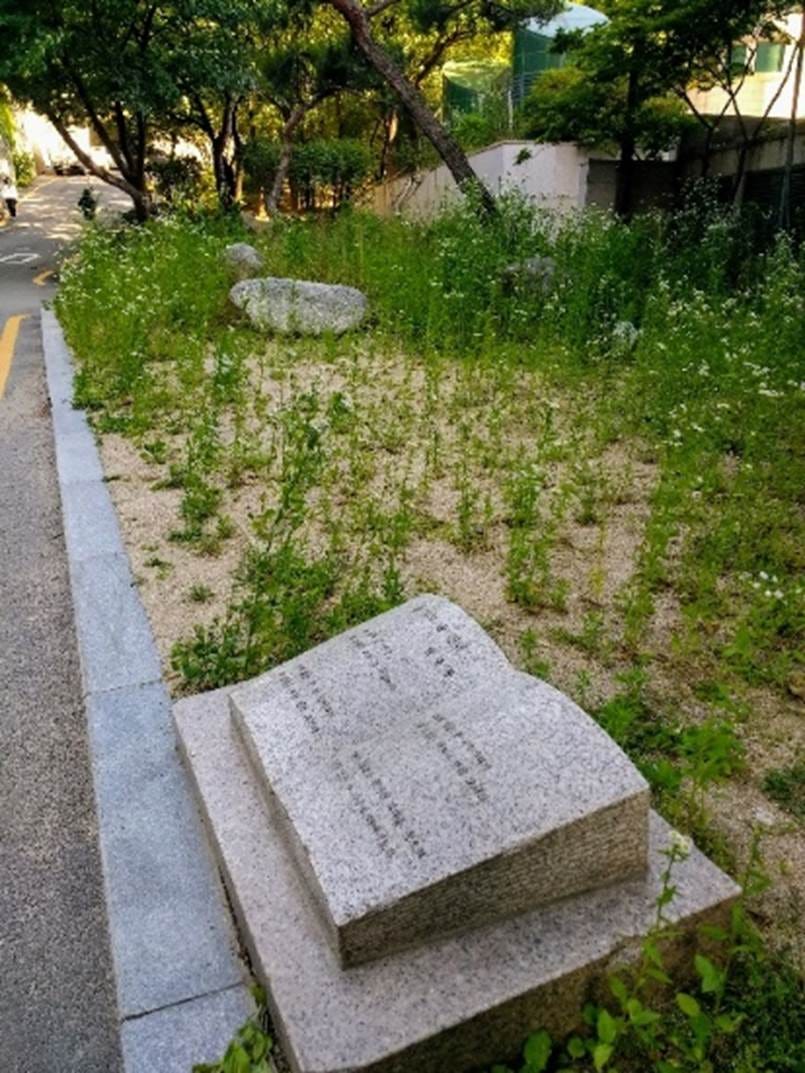 A stone blocks in a grassy area

AI-generated content may be incorrect.