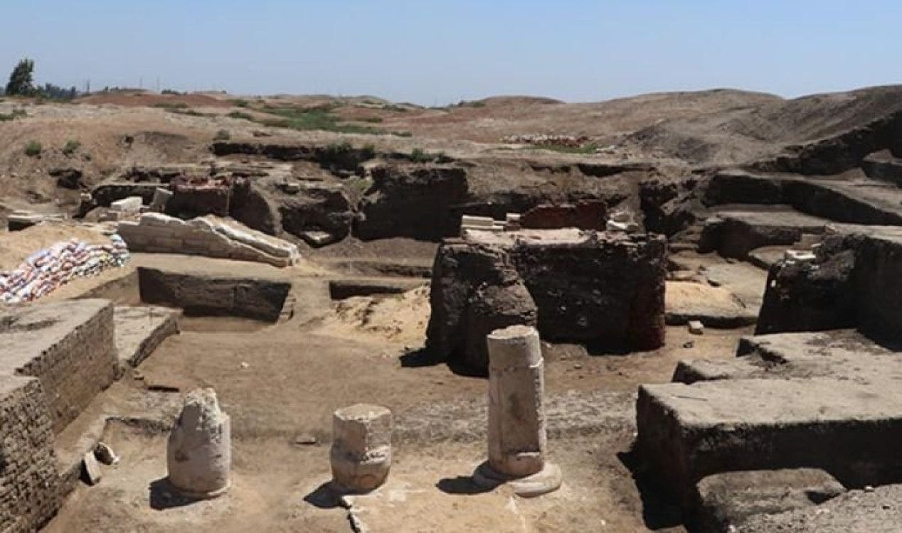 Arqueólogos descobrem antigo observatório astronômico no Egito. Arqueólogos descobrem antigo observatório astronômico no Egito.