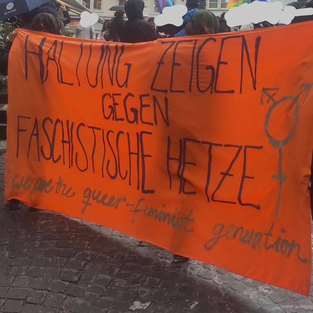 Transparent mit der Aufschrift: "Haltung zeigen gegen transfeindliche Hetze" Transparent mit der Aufschrift: "Haltung zeigen gegen transfeindliche Hetze"