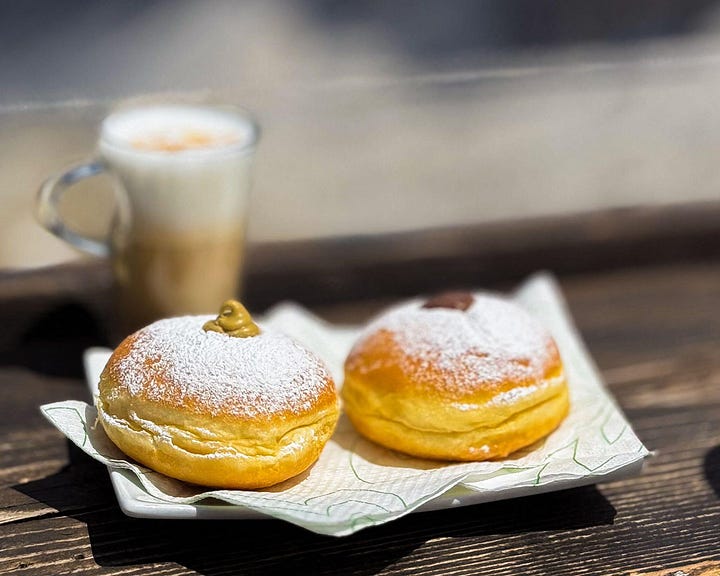 La fila davanti al rifugio Friedrich August e i contesi krapfen