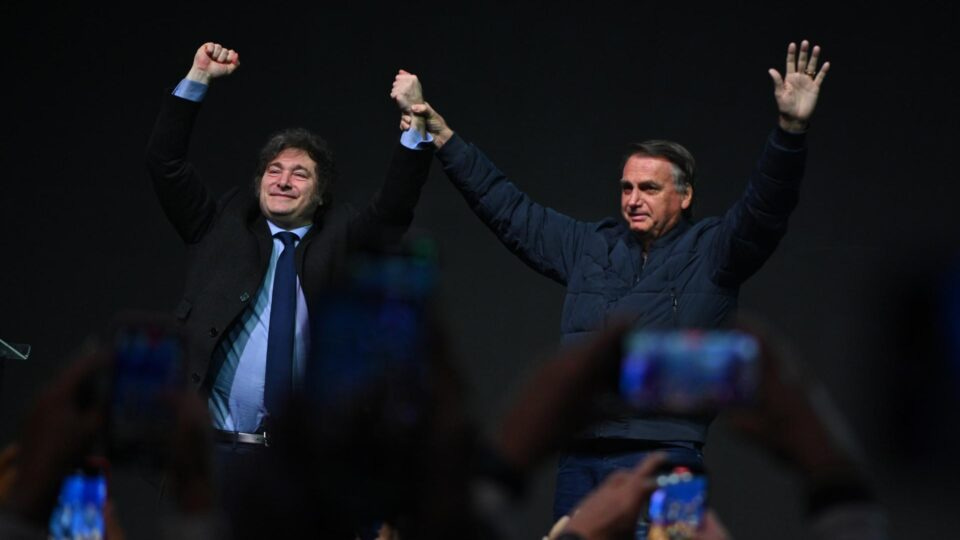 Milei e Bolsonaro encerraram o CPAC Brasil e são aplaudidos de pé pelo público 