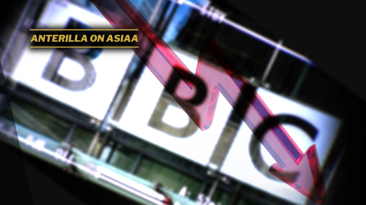 Vaikka BBC korostaa ulkoisia tekijöitä kuten suoratoistopalveluiden nousua, kriitikot näkevät syvempiä ongelmia: poliittista puolueellisuutta, luottamuspulaa ja kyvyttömyyttä sopeutua moderniin mediamaisemaan. Vaikka BBC korostaa ulkoisia tekijöitä kuten suoratoistopalveluiden nousua, kriitikot näkevät syvempiä ongelmia: poliittista puolueellisuutta, luottamuspulaa ja kyvyttömyyttä sopeutua moderniin mediamaisemaan.