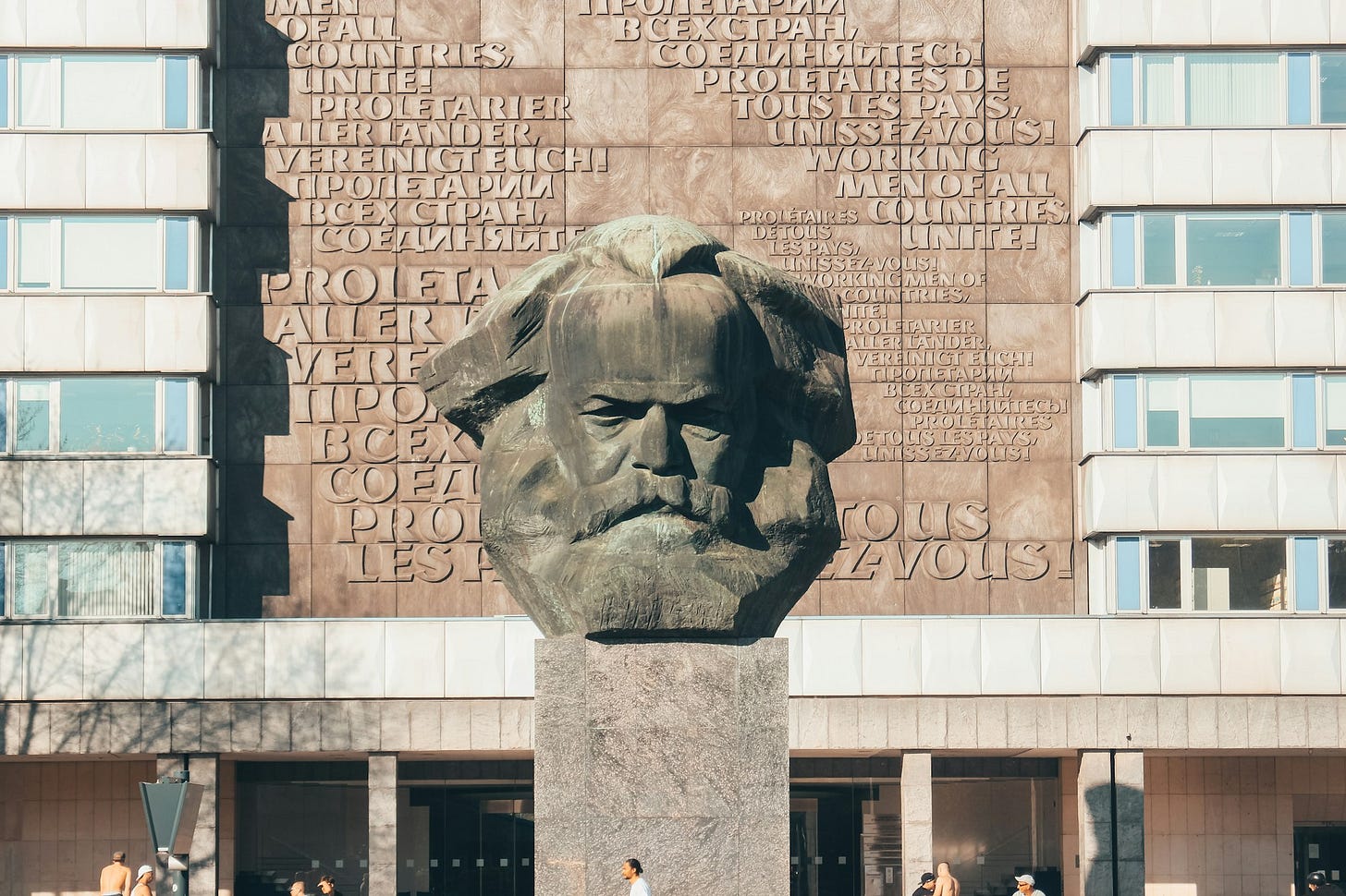 Karl-Marx-Monument in Chemnitz. Einheimische nennen ihn "Nischel" Karl-Marx-Monument in Chemnitz. Einheimische nennen ihn "Nischel"