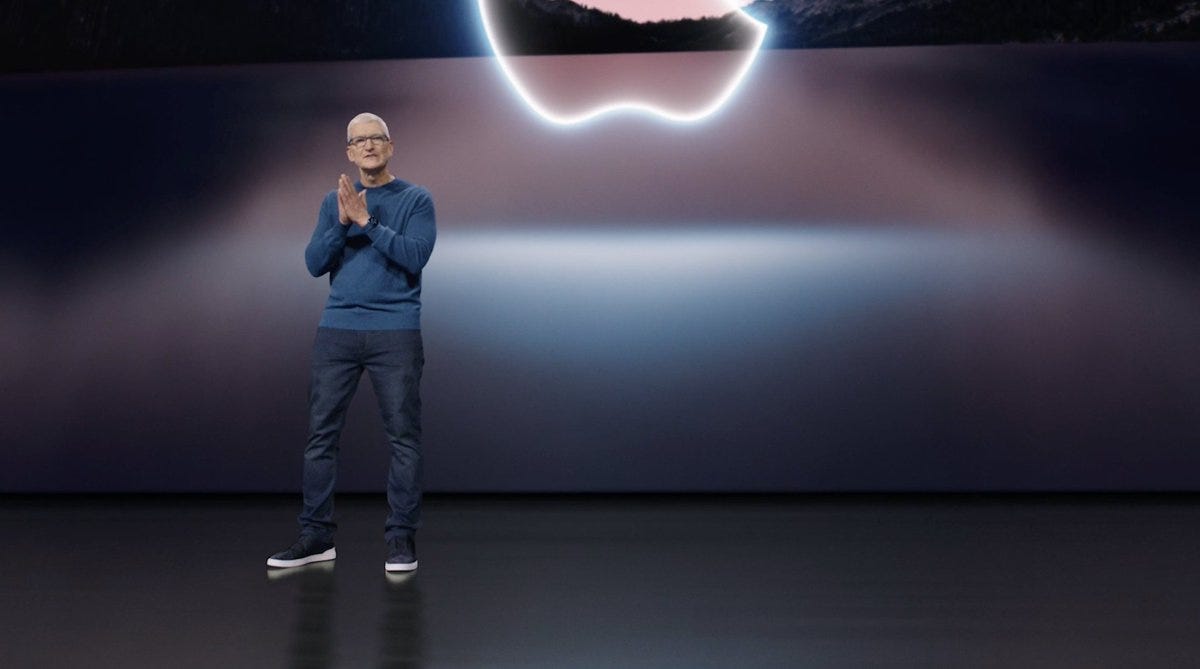 Tim Cook en la presentación del iPhone 13, delante del logo de Apple en el Steve Jobs Theater