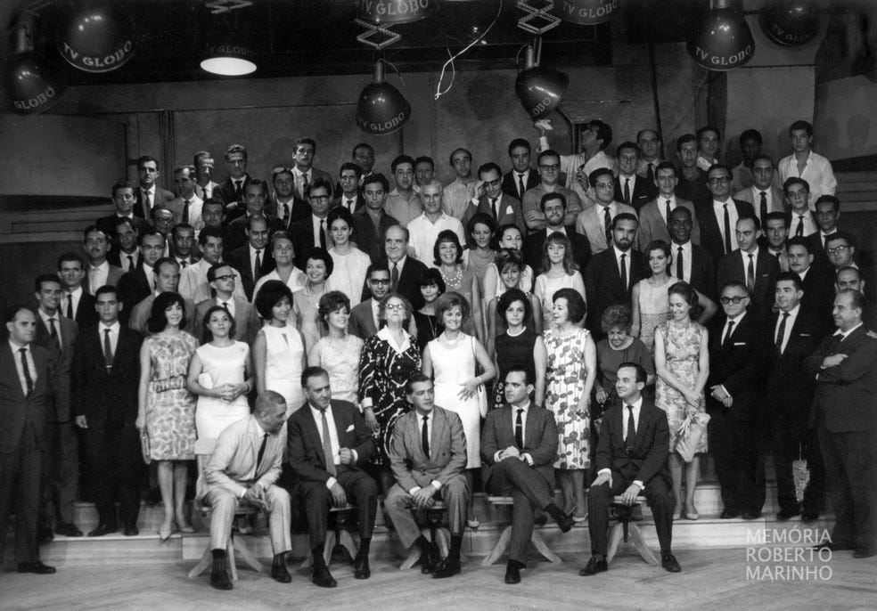 Artistas no estúdio da TV Globo, recém-inaugurada, 1965. — Foto: Acervo pessoal Wilson Rocha